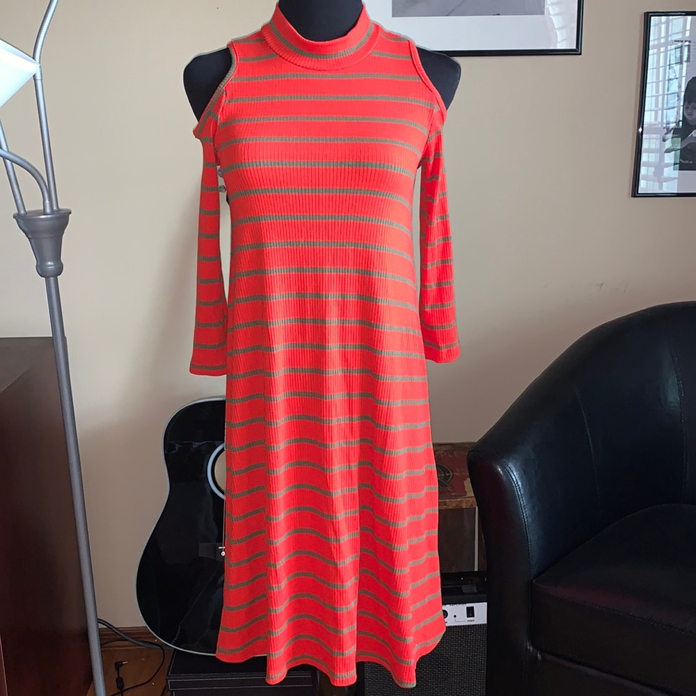 Hot Kiss Sz S - open shoulder stretch dress